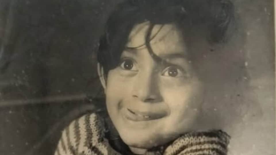 সাদাকালো ছবিতে ছোট্ট শিশুটি আজকের জনপ্রিয় শিল্পী