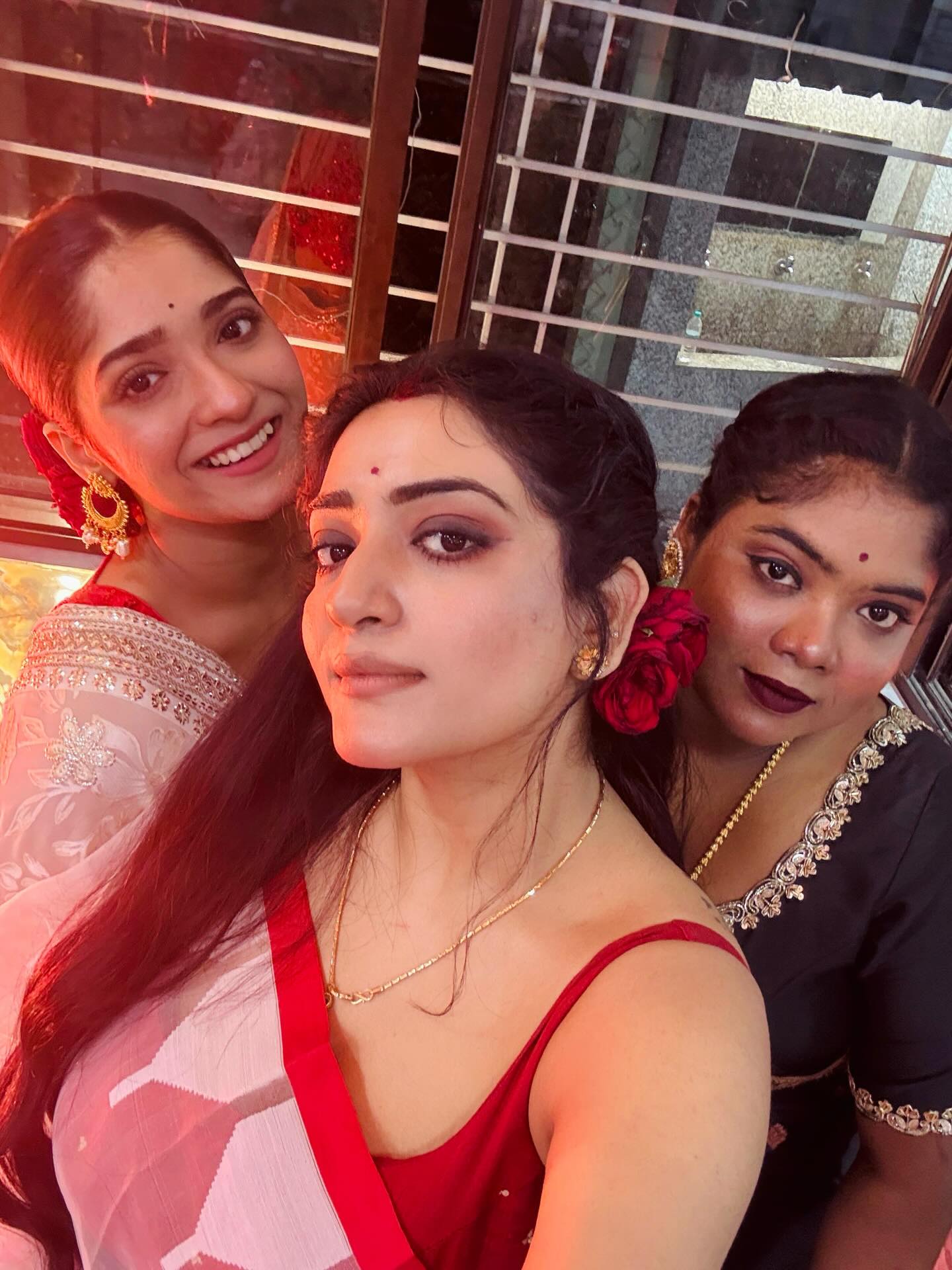 সেনগুপ্ত বাড়ির তিন কন্যে একফ্রেমে সেনগুপ্ত বাড়ির তিন কন্যে একফ্রেমে