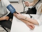 Read more to find out the steps to measure blood pressure!(Pexel)