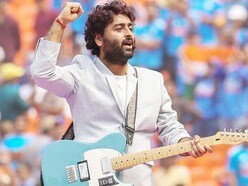 বউ কোয়েলকে নিয়ে ভোট দিলেন অরিজিৎ সিং। 