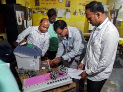 ইভিএম খারাপ থাকায় ভোট দিতে পারেননি কুমারগ্রামের তৃণমূল প্রার্থী এবং গাজোলের বিজেপি প্রার্থী