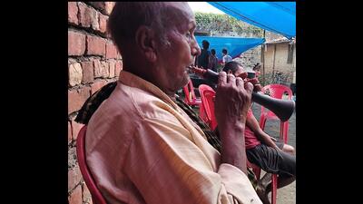A local shehnai player performs during a social event in a Saharsa village. (HT Photo) A local shehnai player performs during a social event in a Saharsa village. (HT Photo)