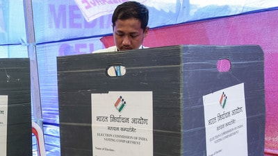 ঘাটালে পোস্টাল ব্যালটে ভোট দিতে গিয়ে অধ্যাপক জানতে পারলেন তাঁর ভোট হয়ে গিয়েছে আগেই। (প্রতীকী ছবি) (Abdul Sajid) ঘাটালে পোস্টাল ব্যালটে ভোট দিতে গিয়ে অধ্যাপক জানতে পারলেন তাঁর ভোট হয়ে গিয়েছে আগেই। (প্রতীকী ছবি) (Abdul Sajid)