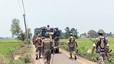 দুবরাজপুরে কেন্দ্রীয় বাহিনীকে লক্ষ্য করে পাথর ছোড়ার অভিযোগ তৃণমূল কর্মী-সমর্থকদের বিরুদ্ধে (ফাইল ছবি) (ANI Video Grab) দুবরাজপুরে কেন্দ্রীয় বাহিনীকে লক্ষ্য করে পাথর ছোড়ার অভিযোগ তৃণমূল কর্মী-সমর্থকদের বিরুদ্ধে (ফাইল ছবি) (ANI Video Grab)
