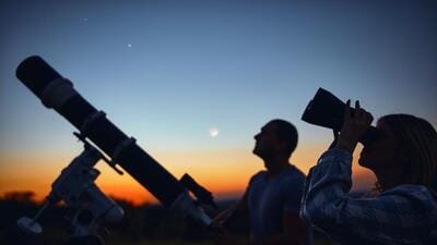Couple stargazing together with a astronomical telescope. (astrosystem - stock.adobe.com) Couple stargazing together with a astronomical telescope. (astrosystem - stock.adobe.com)