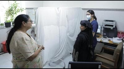 Delhi chief minister Rekha Gupta conducted a surprise inspection of Aruna Asaf Ali hospital on Thursday. (HT photo)