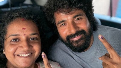 <p>మరో తమిళ హీరో శివ కార్తీకేయన్ కూడా తన ఓటు హక్కు యూజ్ చేసుకున్నాడు. </p> (x/FansSkfc) <p>మరో తమిళ హీరో శివ కార్తీకేయన్ కూడా తన ఓటు హక్కు యూజ్ చేసుకున్నాడు. </p> (x/FansSkfc)