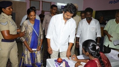 <p>సినిమాలకు గుడ్ బై చెప్పి రాజకీయాల్లోకి అడుగుపెట్టిన దళపతి విజయ్ కూడా ఓటు వేశాడు. అతని పార్టీ టీవీకే ఈ తమిళనాడు అసెంబ్లీ ఎన్నికల్లో ఒంటరిగానే పోటీ చేసింది. </p> (x/ThamizhPadam) <p>సినిమాలకు గుడ్ బై చెప్పి రాజకీయాల్లోకి అడుగుపెట్టిన దళపతి విజయ్ కూడా ఓటు వేశాడు. అతని పార్టీ టీవీకే ఈ తమిళనాడు అసెంబ్లీ ఎన్నికల్లో ఒంటరిగానే పోటీ చేసింది. </p> (x/ThamizhPadam)