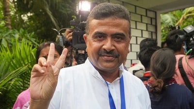 ভোটের দিন সকাল সকাল শুভেন্দু অধিকারীর পোলিং এজেন্ট তথা বিজেপির মণ্ডল সভাপতি বুদ্ধদেব মণ্ডলকে গ্রেফতার করা হয়েছে। (PTI) ভোটের দিন সকাল সকাল শুভেন্দু অধিকারীর পোলিং এজেন্ট তথা বিজেপির মণ্ডল সভাপতি বুদ্ধদেব মণ্ডলকে গ্রেফতার করা হয়েছে। (PTI)