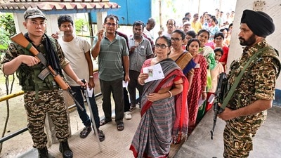 জনগণের মন পেতে অভিনব কৌশল (PTI)