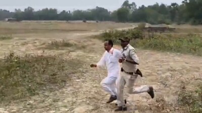दक्षिण दिनाजपुर से भाजपा उम्मीदवार के साथ गुरुवार को कथित तौर पर टीएमसी कार्यकर्ताओं ने मारपीट की (पीटीआई) दक्षिण दिनाजपुर से भाजपा उम्मीदवार के साथ गुरुवार को कथित तौर पर टीएमसी कार्यकर्ताओं ने मारपीट की (पीटीआई)