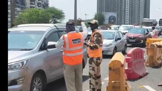 According to the Maharashtra State Road Development Corporation (MSRDC), traffic movement towards Mumbai was completely halted between 12 pm and 3 pm on Thursday. (HT PHOTO)