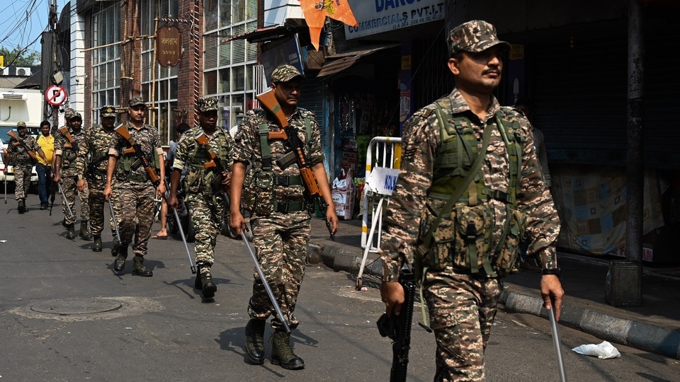 কেন্দ্রীয় বাহিনীর বিরুদ্ধে একাধিক জায়গায় অভিযোগ তৃণমূলের। (Hindustan Times)
