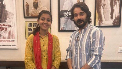 বুম্বাদার ডেরায় বালিগঞ্জের বাম প্রার্থী আফরিন! ‘উৎসব’-এ রাজনৈতিক সৌজন্য না কি নতুন সমীকরণ? বুম্বাদার ডেরায় বালিগঞ্জের বাম প্রার্থী আফরিন! ‘উৎসব’-এ রাজনৈতিক সৌজন্য না কি নতুন সমীকরণ?
