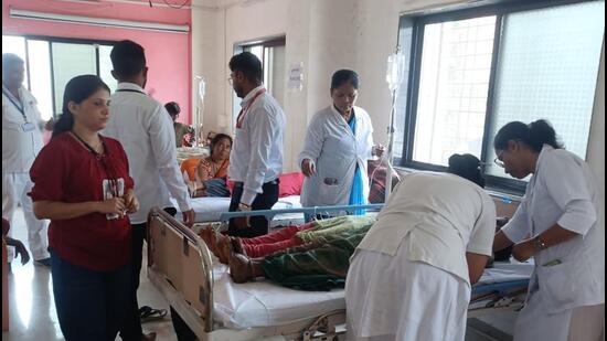 The workers, who had come from Washim district for onion harvesting, were having lunch, which they had cooked, when a dead lizard was noticed at the bottom of a vegetable container. By then, most of the labourers had already finished their meal. (HT PHOTO)
