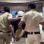 పోలీసుల వద్ద దిల్లీ హత్య కేసు నిందితుడు..