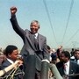 1990లో ఒక సభలో మాట్లాడుతున్న నెల్సన్ మండేలా 