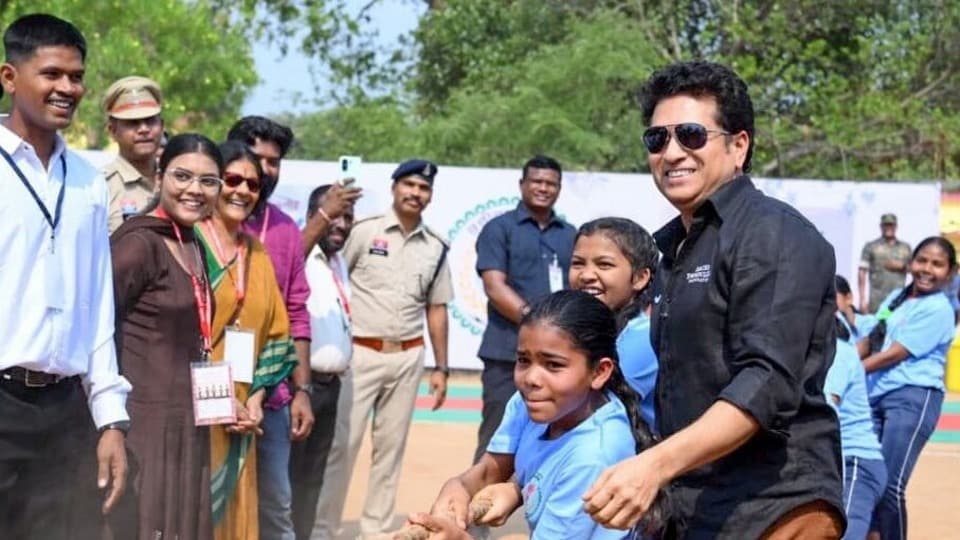 <p>తొలి సెంచరీ సమయంలో ఓల్డ్ ట్రాఫోర్డ్‌లో మ్యాచ్‌ను కాపాడటానికి ఆడిన ఇన్నింగ్స్ ఒకెత్తయితే, వందో సెంచరీ కోసం మీర్పూర్‌లో దేశమంతా ఎదురుచూస్తున్న వేళ ఒత్తిడిని తట్టుకుని ఆడిన తీరు మరొక ఎత్తు. పరిస్థితులు మారినా, వయసు పెరిగినా, ఆకలి మాత్రం తగ్గలేదని సచిన్ నిరూపించారు. అందుకే ఆయన 53వ పుట్టినరోజున కూడా ఆ 100 సెంచరీల రికార్డు చెక్కుచెదరకుండా, ఒక అసాధారణ శిఖరంలా నిలిచింది.</p>(@vishnudsai)