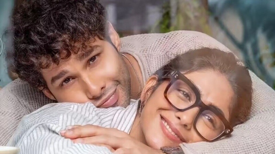 <p>'దో దీవానే షహర్ మే' హిందీ రొమాంటిక్ డ్రామా చిత్రం, ఇందులో సిద్ధాంత్ చతుర్వేది, మృణాల్ ఠాకూర్ ప్రధాన పాత్రల్లో నటించారు. నెట్‌ఫ్లిక్స్‌లో ఈ జాబితాలో 6వ స్థానంలో ఉంది.</p>