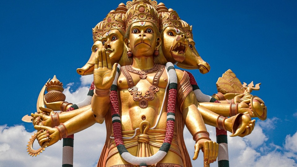 <p>వాస్తు ప్రకారం, మీరు పంచముఖి హనుమంతుడి విగ్రహం లేదా చిత్రాన్ని మెనాడోర్ పై ఉంచినట్లయితే, అది ఉపశమనం కలిగిస్తుంది. మీరు దానిని ప్రధాన ద్వారం బయట, పై వైపున ఉంచండి. బయటి నుండి వచ్చే ప్రతికూల శక్తి లోపలికి రాలేదని, ఒక విధంగా మొత్తం ఇంటికి రక్షణ కవచంగా పనిచేస్తుందని నమ్ముతారు.</p>
