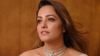 <p>అనంతరం బాలీవుడ్ వైపు మళ్లిన అనిత హస్సానందని ప్రముఖ లేడి నిర్మాత ఏక్తా కపూర్ నిర్మించిన 'యే హై మొహబ్బతేన్', 'నాగిని' వంటి సీరియల్స్తో దేశవ్యాప్తంగా గుర్తింపు తెచ్చుకున్నారు. కేవలం నటిగానే కాకుండా, తన గ్లామర్తో నేటికీ కుర్రకారును ఆకట్టుకుంటూనే ఉన్నారు.<br> </p> <p>అనంతరం బాలీవుడ్ వైపు మళ్లిన అనిత హస్సానందని ప్రముఖ లేడి నిర్మాత ఏక్తా కపూర్ నిర్మించిన 'యే హై మొహబ్బతేన్', 'నాగిని' వంటి సీరియల్స్తో దేశవ్యాప్తంగా గుర్తింపు తెచ్చుకున్నారు. కేవలం నటిగానే కాకుండా, తన గ్లామర్తో నేటికీ కుర్రకారును ఆకట్టుకుంటూనే ఉన్నారు.<br> </p>