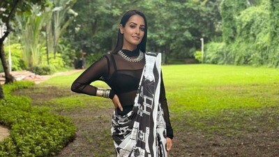 <p>ఇప్పటికే ఆమెకు 'ఆరవ్' అనే కుమారుడు ఉన్న సంగతి తెలిసిందే. తన భర్త రోహిత్ రెడ్డితో కలిసి దిగిన ఫోటోలను షేర్ చేస్తూ, "2026లో మరిన్ని ఆశీర్వాదాలతో తిరిగి వస్తాను" అని పేర్కొనడం ఆమె వ్యక్తిగత జీవితంలో కొత్త మార్పులను సూచిస్తోంది.<br> </p> <p>ఇప్పటికే ఆమెకు 'ఆరవ్' అనే కుమారుడు ఉన్న సంగతి తెలిసిందే. తన భర్త రోహిత్ రెడ్డితో కలిసి దిగిన ఫోటోలను షేర్ చేస్తూ, "2026లో మరిన్ని ఆశీర్వాదాలతో తిరిగి వస్తాను" అని పేర్కొనడం ఆమె వ్యక్తిగత జీవితంలో కొత్త మార్పులను సూచిస్తోంది.<br> </p>