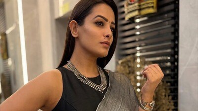 <p>అయితే, అనిత హస్సానందని విభిన్న బ్లౌజుల్లో కనిపించడం యువతులను ఆకర్షిస్తోంది. ఆమె వేసుకున్న డిజైనర్ జాకెట్స్, చీరలు వివిధ వేడుకలకు బాగా నప్పేలా ఉన్నాయి. ఈ డిజైన్స్ మహిళలు కూడా ట్రై చేసేలా ఉన్నాయి. <br> </p> <p>అయితే, అనిత హస్సానందని విభిన్న బ్లౌజుల్లో కనిపించడం యువతులను ఆకర్షిస్తోంది. ఆమె వేసుకున్న డిజైనర్ జాకెట్స్, చీరలు వివిధ వేడుకలకు బాగా నప్పేలా ఉన్నాయి. ఈ డిజైన్స్ మహిళలు కూడా ట్రై చేసేలా ఉన్నాయి. <br> </p>