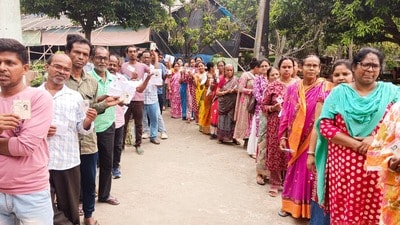 প্রথম দফার নির্বাচনে গরম সত্ত্বেও রাজ্যের ১৫২টি আসনে ভোটদানের হার ছিল প্রায় ৯২.৮ শতাংশ। (Shyamal Maitra)
