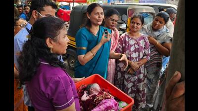Dr Sunita Pote (centre), a gynaecologist, who helped deliver the baby along with other locals. (HT PHOTO) Dr Sunita Pote (centre), a gynaecologist, who helped deliver the baby along with other locals. (HT PHOTO)