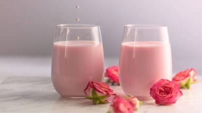Gulkand Milk Recipe (Freepik)