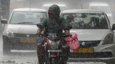 ভোট শেষের আগেই আবহাওয়া পাল্টি! (ছবি সৌজন্যে পিটিআই) ভোট শেষের আগেই আবহাওয়া পাল্টি! (ছবি সৌজন্যে পিটিআই)