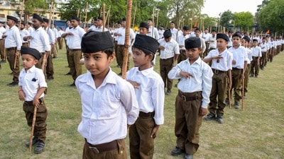 ধীরেন্দ্র শাস্ত্রী বলেন, ভারতীয়দের চারজন করে সন্তান জন্ম দেওয়া উচিত এবং তাদের মধ্যে থেকে একজনকে স্বেচ্ছাসেবক হিসাবে সঙ্ঘকে উৎসর্গ করা উচিত। (PTI) ধীরেন্দ্র শাস্ত্রী বলেন, ভারতীয়দের চারজন করে সন্তান জন্ম দেওয়া উচিত এবং তাদের মধ্যে থেকে একজনকে স্বেচ্ছাসেবক হিসাবে সঙ্ঘকে উৎসর্গ করা উচিত। (PTI)