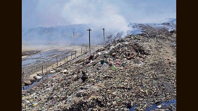 The city produces 1,100 metric tonnes of garbage daily, but only 300 MT is being processed at the Jamalpur processing facility. (HT Photo) The city produces 1,100 metric tonnes of garbage daily, but only 300 MT is being processed at the Jamalpur processing facility. (HT Photo)