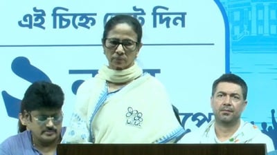 ভবানীপুরে বিরক্ত মমতা বন্দ্যোপাধ্যায়। ভবানীপুরে বিরক্ত মমতা বন্দ্যোপাধ্যায়।