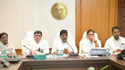 ఆర్టీసీ జేఏసీ నేతలతో చర్చలు సఫలం ఆర్టీసీ జేఏసీ నేతలతో చర్చలు సఫలం