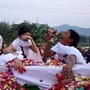 ఏప్రిల్ 7న మృతి చెందిన వ్యక్తి మృతదేహం వద్ద బంధువుల రోదన 