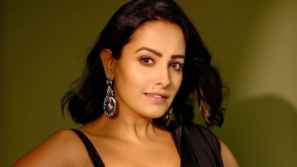<p>తేజ దర్శకత్వంలో వచ్చిన 'నువ్వు నేను' సినిమాతో తెలుగు ప్రేక్షకుల గుండెల్లో చెరగని ముద్ర వేసుకున్నారు అనిత. ఆ తర్వాత 'శ్రీరామ్', 'నిన్నే ఇష్టపడ్డాను' వంటి సినిమాలతో ఇక్కడ స్టార్ హీరోయిన్‌గా ఎదిగారు. <br> </p>