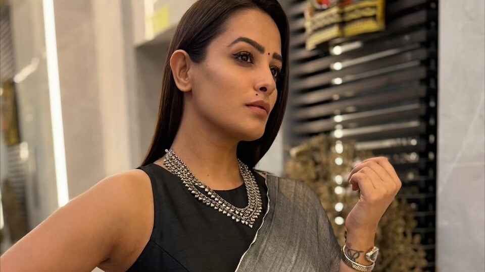 <p>అయితే, అనిత హస్సానందని విభిన్న బ్లౌజుల్లో కనిపించడం యువతులను ఆకర్షిస్తోంది. ఆమె వేసుకున్న డిజైనర్ జాకెట్స్, చీరలు వివిధ వేడుకలకు బాగా నప్పేలా ఉన్నాయి. ఈ డిజైన్స్ మహిళలు కూడా ట్రై చేసేలా ఉన్నాయి. <br> </p>