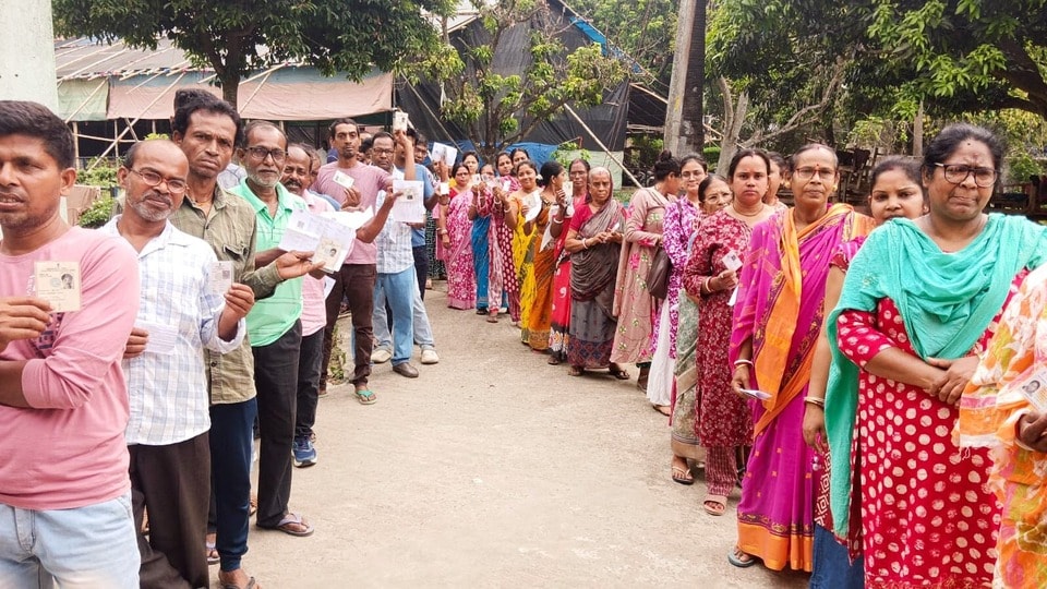 প্রথম দফার নির্বাচনে গরম সত্ত্বেও রাজ্যের ১৫২টি আসনে ভোটদানের হার ছিল প্রায় ৯২.৮ শতাংশ। (Shyamal Maitra)