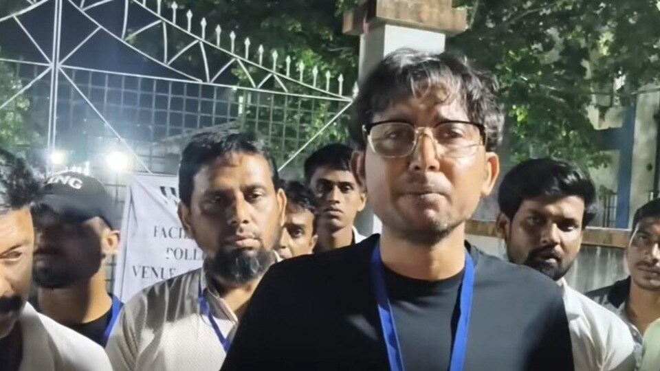 শুক্রবার রাতে জঙ্গিপুর পলিটেকনিক কলেজে দলবল নিয়ে পৌঁছে যান সাগরদিঘির বিদায়ী বিধায়ক ও তৃণমূল প্রার্থী বায়রন বিশ্বাস।