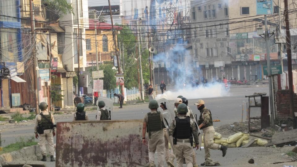 Police used tear gas shells to rescue the COCOMI member and took him to a nearby hospital. Police used tear gas shells to rescue the COCOMI member and took him to a nearby hospital.