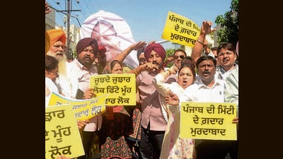 Aam Aadmi Party workers during protest outside the office of MP Rajinder Gupta in Kitchlu Nagar, Ludhiana. (HT PHOTO)