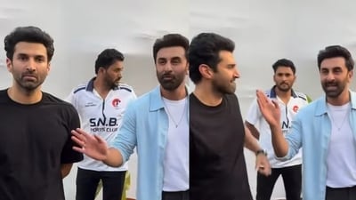 Ranbir Kapoor refuses to get clicked with Aditya Roy Kapur. Ranbir Kapoor refuses to get clicked with Aditya Roy Kapur.