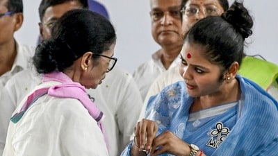 ভবানীপুর ‘মিনি ইন্ডিয়া’,দুর্গাবন্দনার সাথেই সায়নী বললেন ‘লা ইলাহা ইল্লাল্লাহ’ (PTI) ভবানীপুর ‘মিনি ইন্ডিয়া’,দুর্গাবন্দনার সাথেই সায়নী বললেন ‘লা ইলাহা ইল্লাল্লাহ’ (PTI)