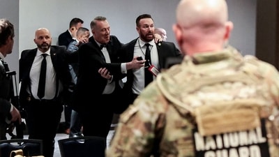 Security officials evacuate guests as a shooter opens fire during the annual White House Correspondents' Association dinner in Washington, D.C., U.S., April 25, 2026. REUTERS/Jonathan Ernst (REUTERS)