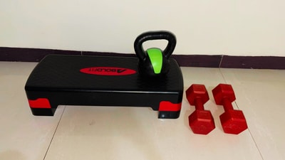 A compact home setup with dumbbells, kettlebells, and a stepper makes full-body workouts easy and enjoyable. (Hindustan Times) A compact home setup with dumbbells, kettlebells, and a stepper makes full-body workouts easy and enjoyable. (Hindustan Times)