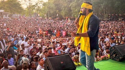 গোলাপ হাতে ব্যারিকেড টপকে দেবের সামনে তরুণী। গোলাপ হাতে ব্যারিকেড টপকে দেবের সামনে তরুণী।