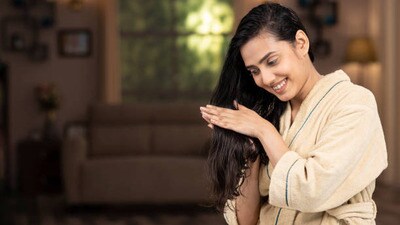 <p>వేసవి కాలం మీ ఆహారపు అలవాట్లను మార్చుకోవడానికి చాలా మంచి సమయం. వేడివేడి, ఆవిర్లు వచ్చే, మసాలాలు ఎక్కువగా ఉండే, నూనె ఎక్కువగా ఉండే భోజనాన్ని ఎవరూ తినడానికి ఇష్టపడరు. మీ శరీరాన్ని చల్లగా ఉంచే ఆహార పదార్థాలను మీ జుట్టు కూడా కోరుకుంటుంది. మీ జుట్టు కెరాటిన్ అనే గట్టి ప్రోటీన్తో తయారవుతుంది. కాబట్టి మీ శరీరంలో తగినంత ప్రోటీన్ ఉండే ఆహారాలు తినాలి.</p> <p>వేసవి కాలం మీ ఆహారపు అలవాట్లను మార్చుకోవడానికి చాలా మంచి సమయం. వేడివేడి, ఆవిర్లు వచ్చే, మసాలాలు ఎక్కువగా ఉండే, నూనె ఎక్కువగా ఉండే భోజనాన్ని ఎవరూ తినడానికి ఇష్టపడరు. మీ శరీరాన్ని చల్లగా ఉంచే ఆహార పదార్థాలను మీ జుట్టు కూడా కోరుకుంటుంది. మీ జుట్టు కెరాటిన్ అనే గట్టి ప్రోటీన్తో తయారవుతుంది. కాబట్టి మీ శరీరంలో తగినంత ప్రోటీన్ ఉండే ఆహారాలు తినాలి.</p>