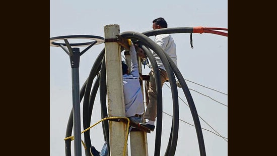 PSPCL lineman repairing the line connections in Ludhiana on Sunday. (Gurpreet Singh/HT)