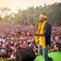 গোলাপ হাতে ব্যারিকেড টপকে দেবের সামনে তরুণী।